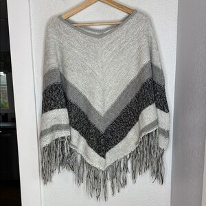 Sun & Shadow Knit Fringe Poncho Gray Neutral Boho S/M Cottagecore Cozy cabincore